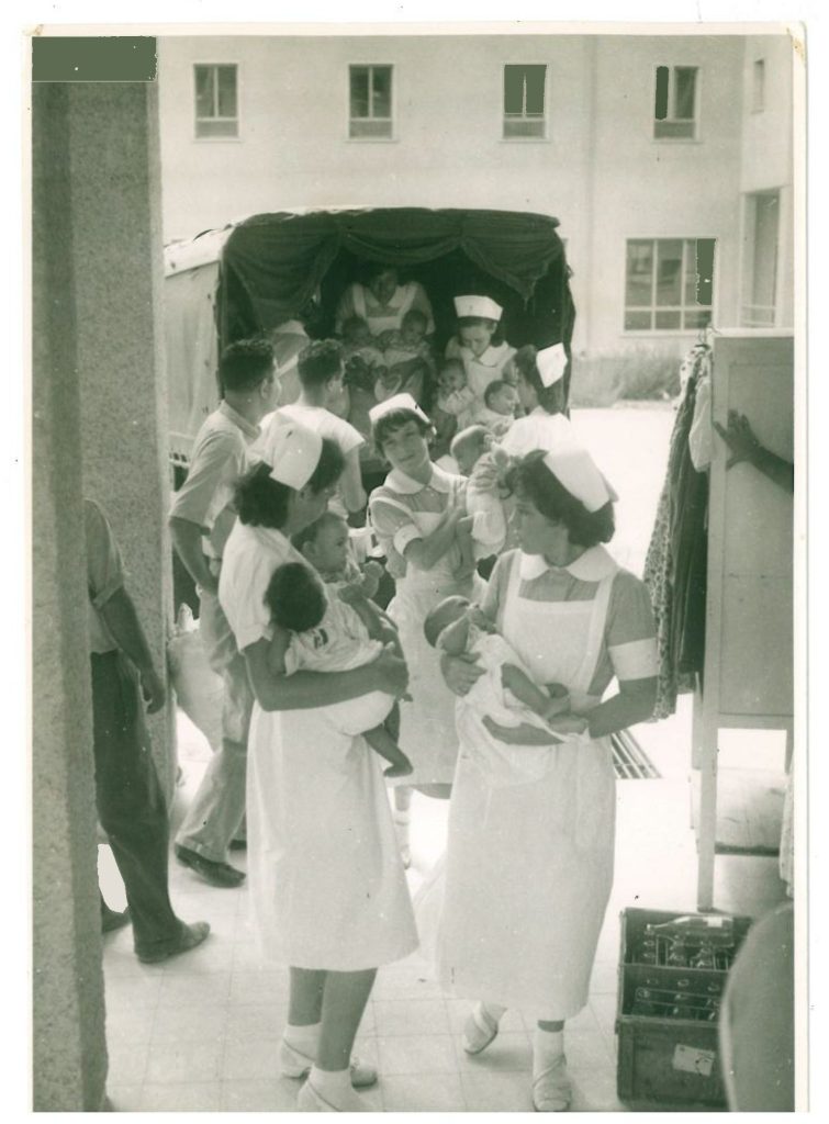 Nurses arriving with babies in 1952 at Mothercraft Training Centre
